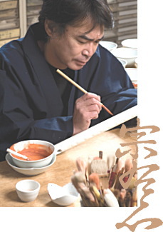焼成され、窯から出されたセラハンドに赤絵付を行う絵付け職人。 焼成され、窯から出されたセラハンドに赤絵付を行う絵付け職人。